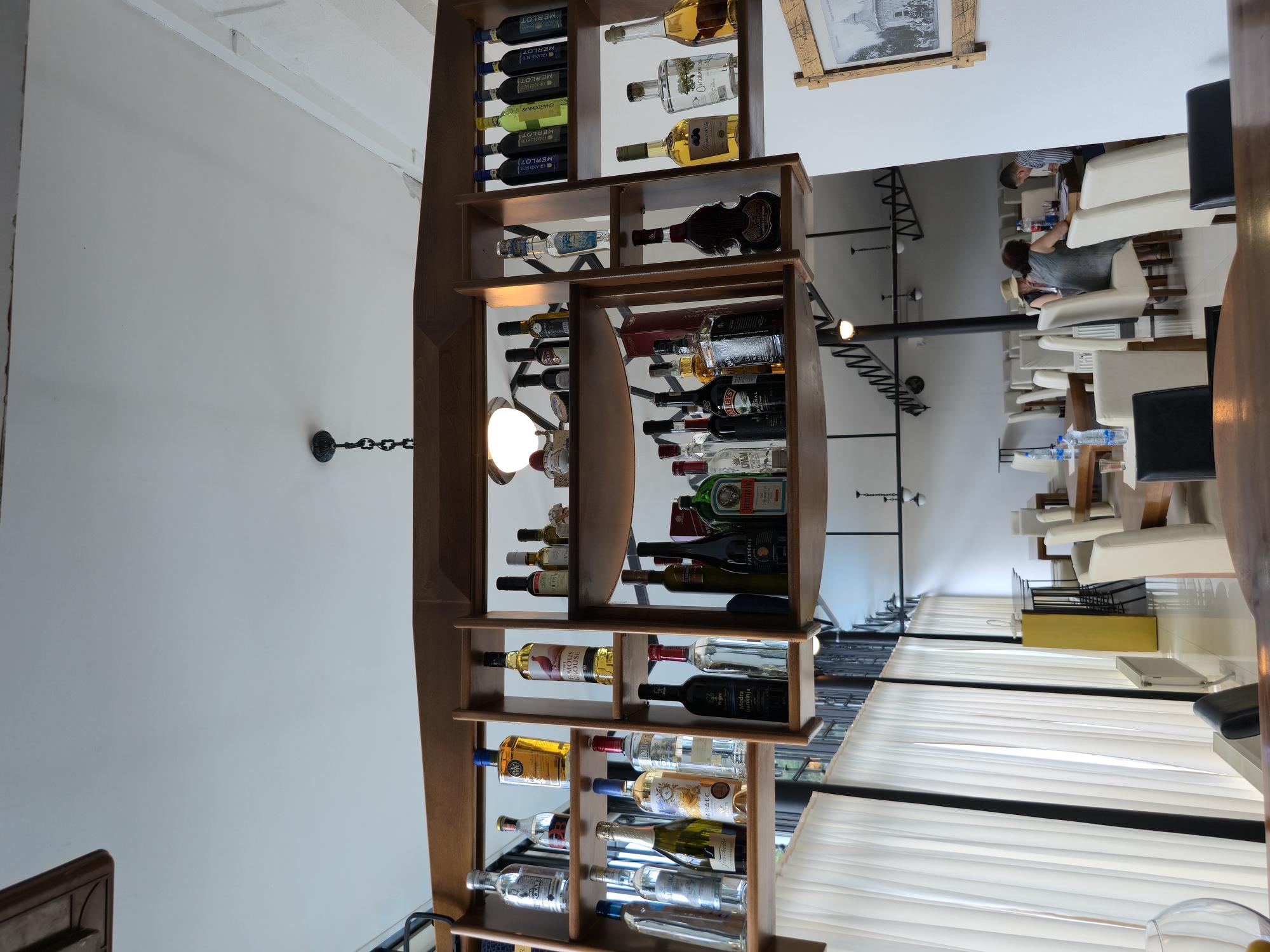 Bar sa selekcijom pića